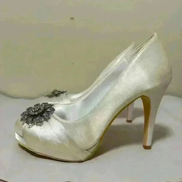 Elegant Park Heels 7 - Picture 3 of 6